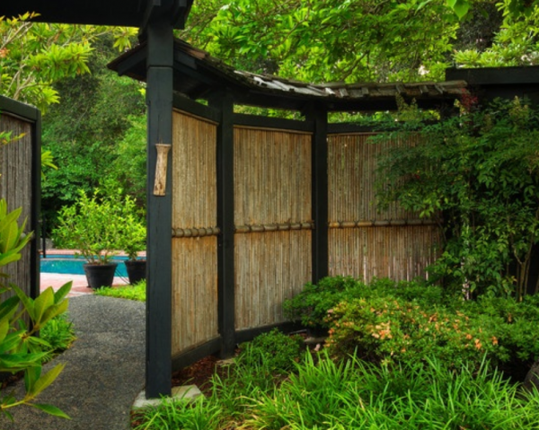 Taman dengan pagar bambu alami